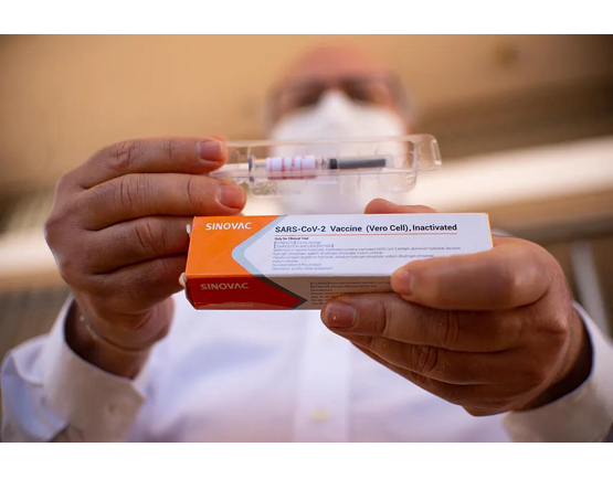 A OMS aprovou a vacina COVID-19 da empresa farmacêutica chinesa Sinovac para uso emergencial.